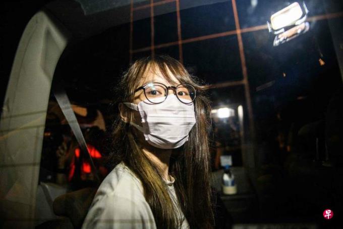 前香港众志成员周庭弃保流亡 港府声明将全力打击追究到底