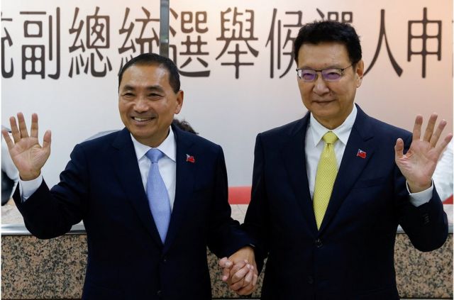 国民党总统候选人侯友宜(左)宣布中广董事长、台湾媒体大亨赵少康(右)担任副手搭档。