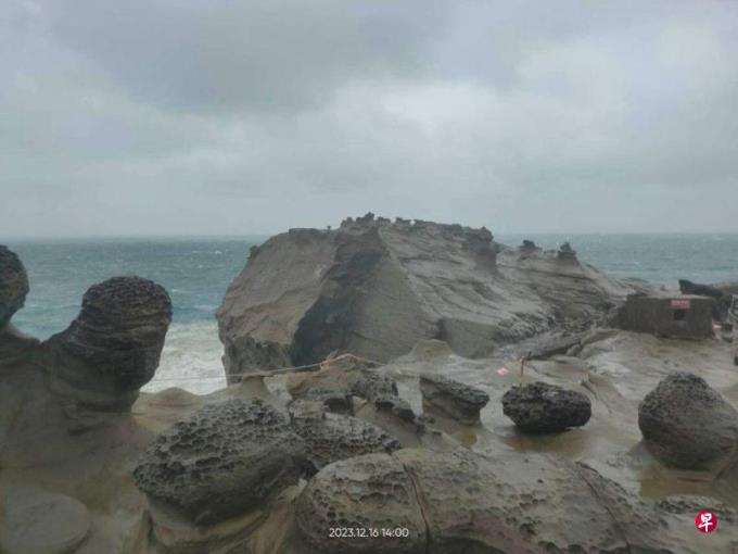 台湾著名景点象鼻岩被海水冲蚀断裂