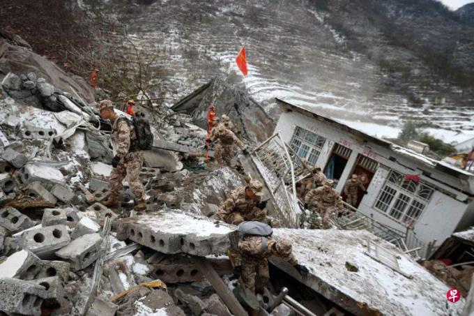 云南镇雄山体滑坡埋18户 11人遇难47人失联
