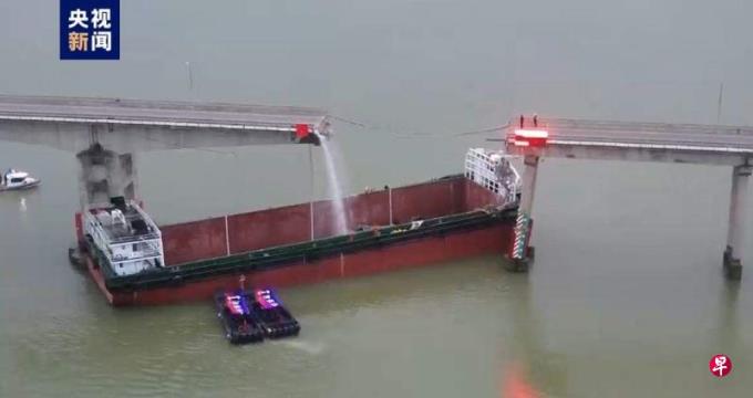 广州一大桥被撞断:两死三失联 涉事船主被控制