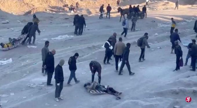 加沙平民围住救援车队 以军开枪百多人死亡