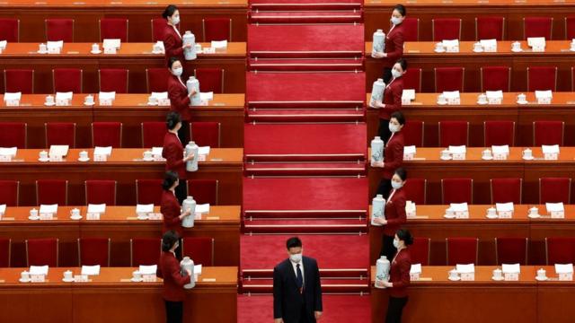 工作人员在中国北京人民大会堂全国人大开幕前做准备(2023年3月5日资料照片)