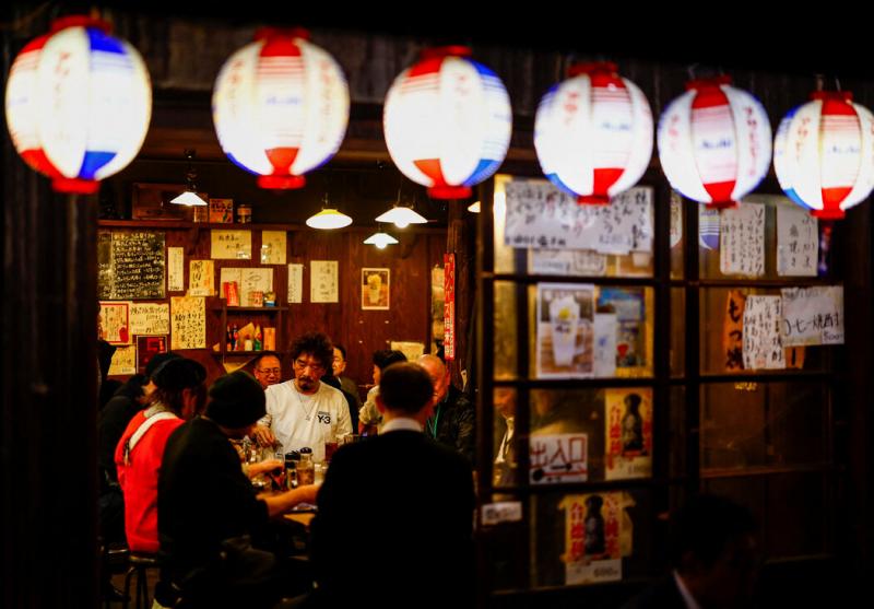 在东京一家酒吧吃晚餐。即使在通货膨胀之后,日本的食品价格仍然是可以承受的:一碗拉面的价格不到七美元,一份包含多道菜的午餐套餐的价格约为12美元。