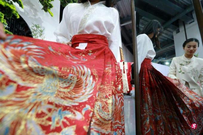政协委员建议中国构建新时代中华礼仪服饰体系