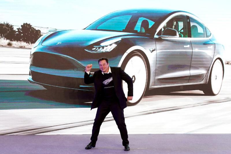 2020年,特斯拉在上海举行了中国制造的Model 3交付仪式,首席执行官埃隆·马斯克当时在台上跳起舞来。