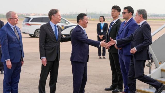 4月24日,布林肯抵达上海,上海市外办主任孔福安、美国驻华大使伯恩斯(左二)和美国驻上海总领事沃克(左一)迎接。