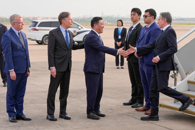 美国国务卿布林肯周三抵达上海,受到上海市外事办公室主任孔福安和两名美国外交官——驻华大使尼古拉斯·伯恩斯和驻上海总领事王汉(Scott Walker)——的欢迎。