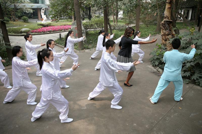 2014年,中国成都,第一夫人米歇尔·奥巴马与高中生一起学习太极拳。