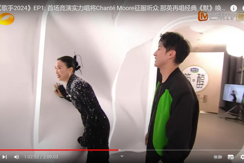 那英唱完代表作之一《默》后,下台时一度扶着墙,并说“感觉我的魂都不在了,真的好紧张”。(湖南卫视芒果TV官方YouTube频道截图)