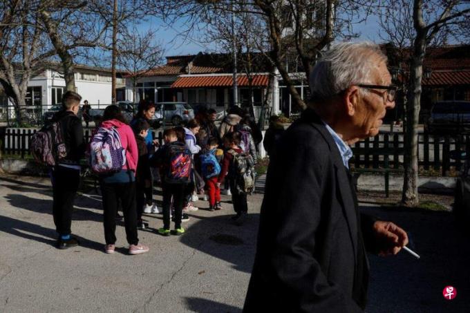 国际特稿:各国生育率跌多升少 但催生不一定是解药