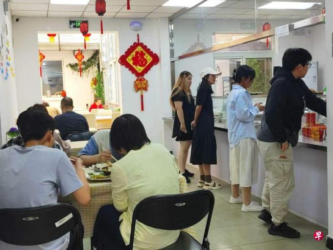 越来越多中国年轻人光顾廉价养老食堂