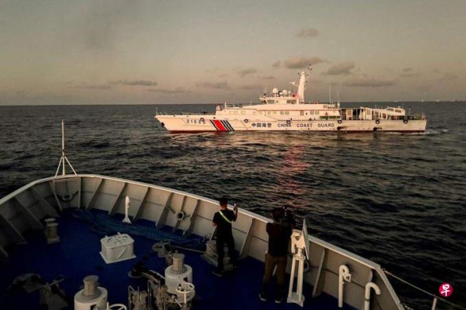 中国海警执法新规生效不久 中国与菲律宾船只发生擦碰
