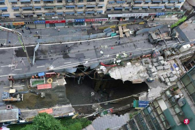 成都一条在建地铁线发生路面塌陷 现场无人伤亡