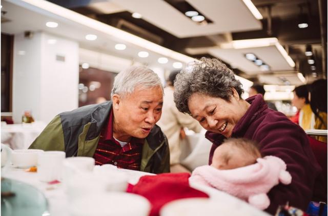 今年中国全国"两会"上人口问题带来的老龄化危机,也变为热点话题