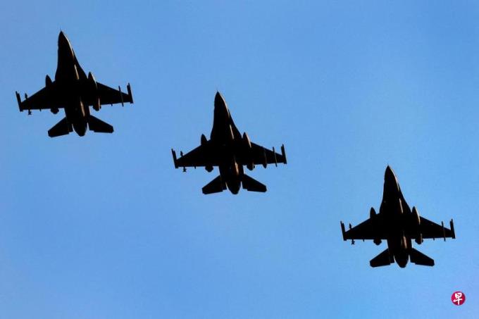 F-16战机运抵乌克兰 俄罗斯威胁击落