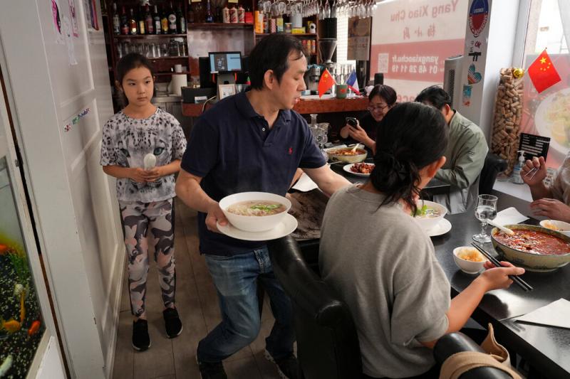 在过去的两周里,唐中秋的小馆子“杨小厨”变成了一个热闹的、非官方的奥运乒乓球球迷聚集地。