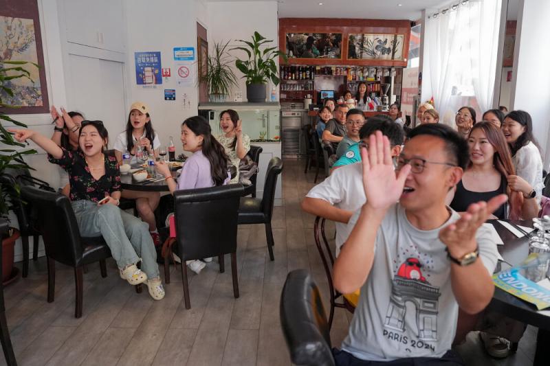 餐厅里不时响起阵阵喧闹声,那是吃饭的人在为中法两国运动员欢加油,