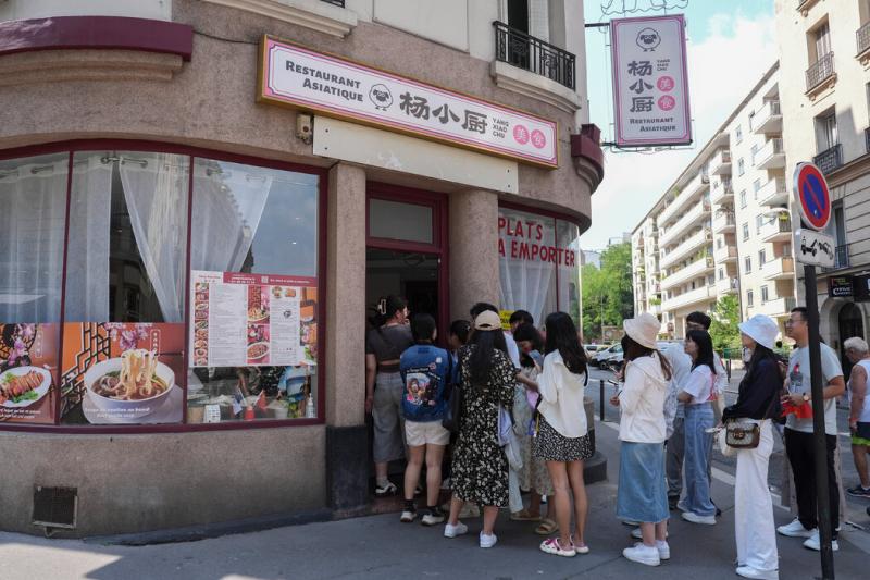 唐中秋并不担心餐厅门前的排队现象。他说:“我告诉我的顾客要有耐心,匆忙做出来的菜不会好吃。”