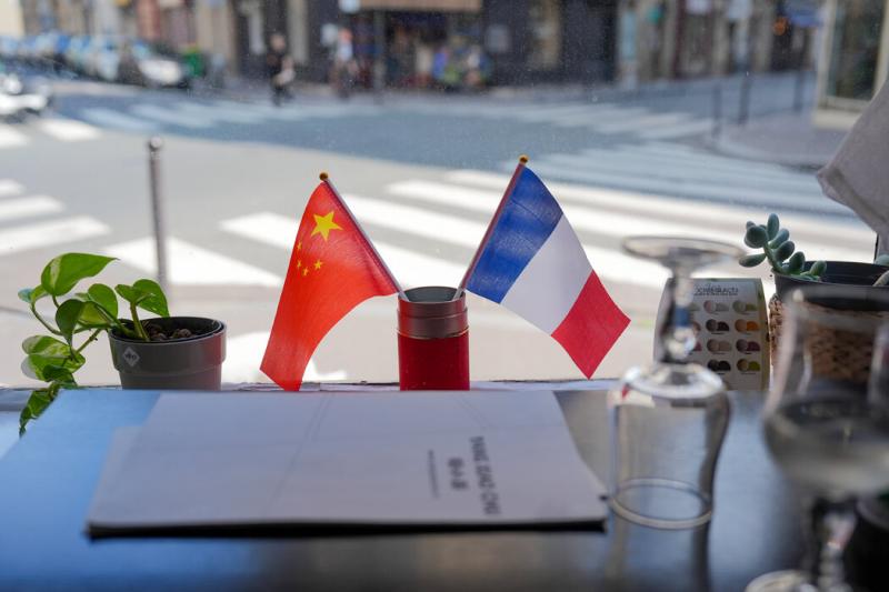 唐中秋说,通常,中国游客和法国当地人各占一半。而最近,九成的顾客都是中国人。