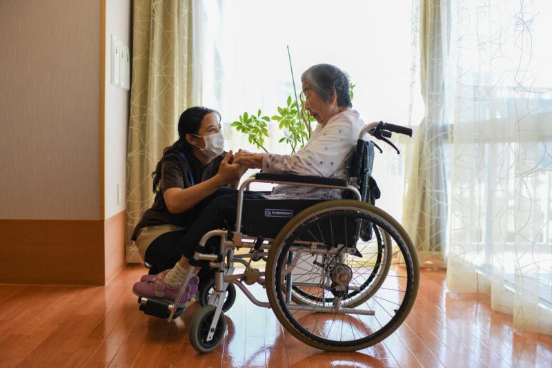 来自印度尼西亚的工人温达·扎赫拉和一位老人在日本中部群马县首府前桥的一家养老院。
