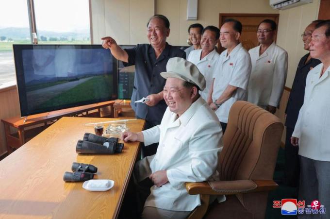 朝鲜首次公开攻击型无人机 金正恩现场指导