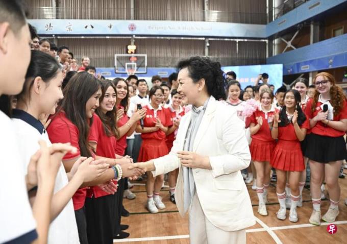 彭丽媛期待中美两国青少年相知相交
