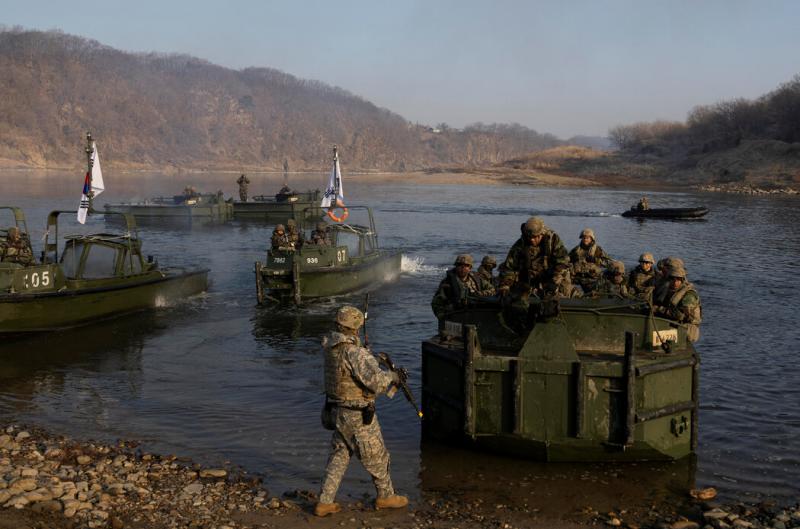 3月,美国和韩国士兵在韩国进行军事演习。