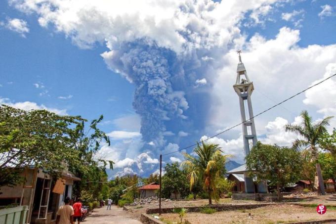 印尼勒沃托比火山八度喷发 火山灰高达8000米