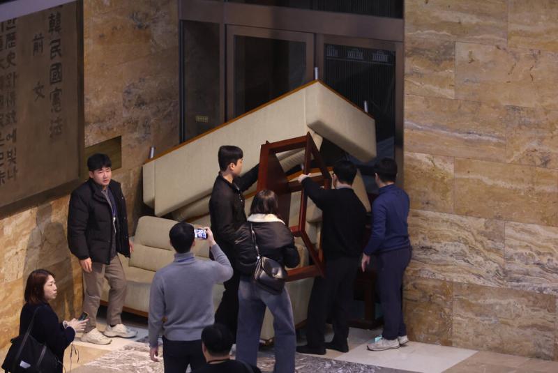 韩国主要的反对党民主党党员们用障碍物挡住了首尔国会大厦的入口,摄于周三。
