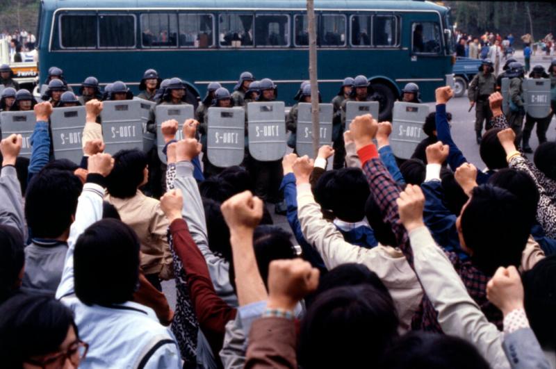 1980年5月,学生示威者要求结束戒严,并要求时任总理的申铉碻和曾任韩国中央情报局局长的全斗焕中将辞职。