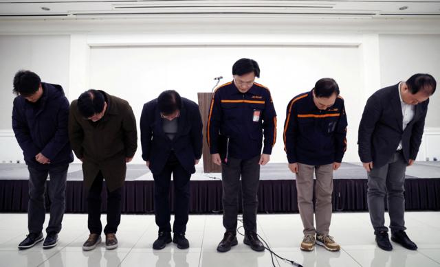 2024 年12 月29 日,济州航空首席执行官金梨培(Kim E-bae) 在韩国首尔举行新闻发布会时,为飞机在务安国际机场发生的事故鞠躬致歉。