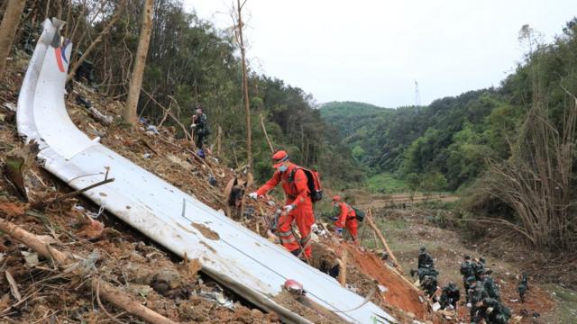 中国武警广西总队官兵在梧州藤县东航MU5735航班坠机事故现场核心区搜索(新华社图片22/3/2022)
