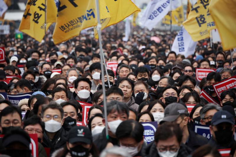 2024年3月,首尔的医生们参加集会,抗议政府提高医学院录取率的计划。