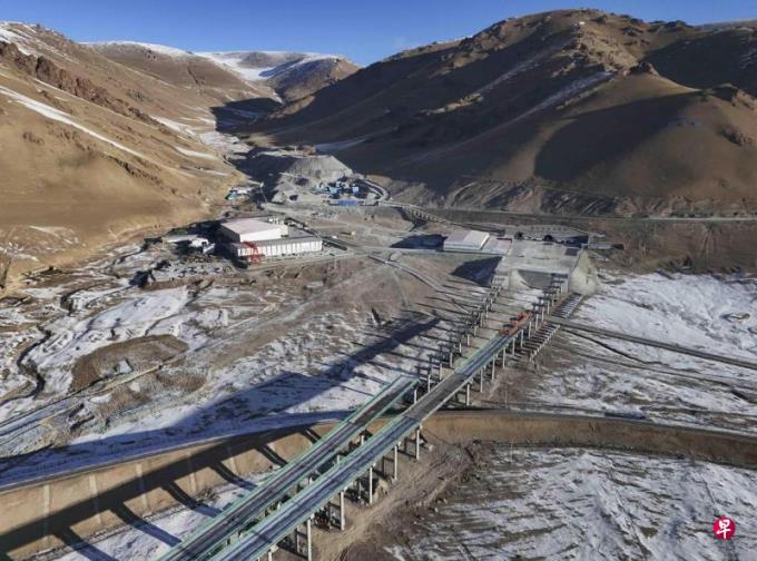 世界最长高速公路隧道在新疆贯通