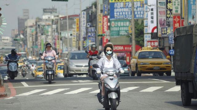 台湾机车在马路上行驶。