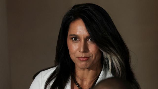 图尔西·加巴德(Tulsi Gabbard)身穿白色恤衫和黑色项链