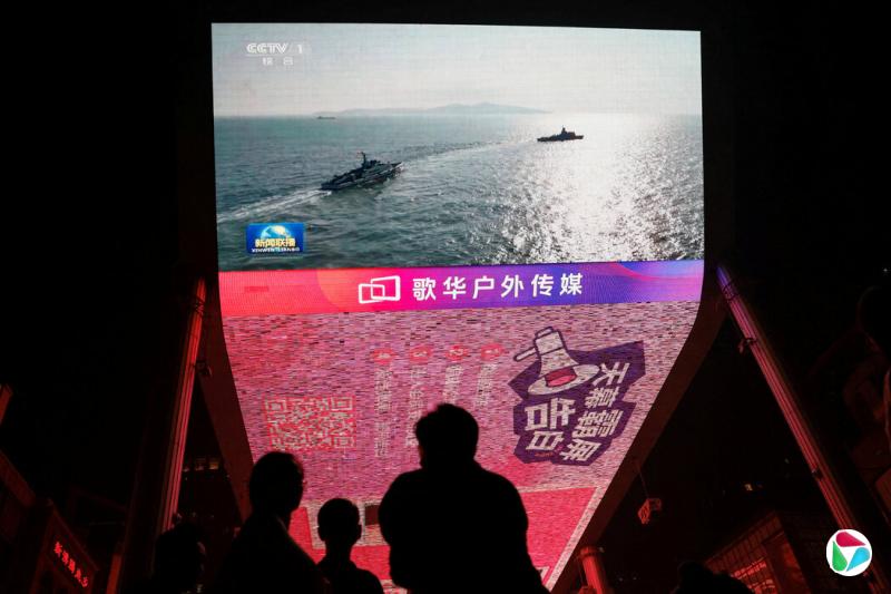 北京的视频显示中国去年在台湾海峡的军事演习。
