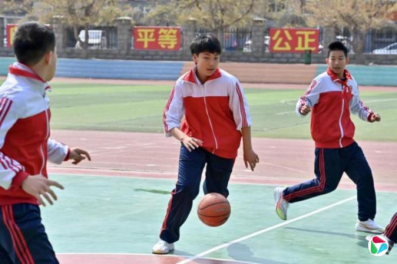�ھ��ѽ� �й�ѧ���ϰ������˫�ݶ�����