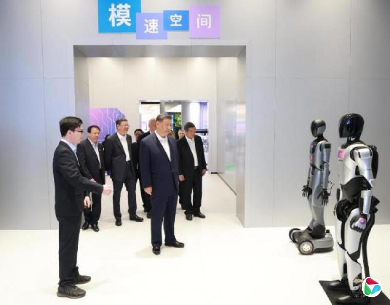 听取智元创始人介绍产品 习近平据报点评能否让机器人参加足球队
