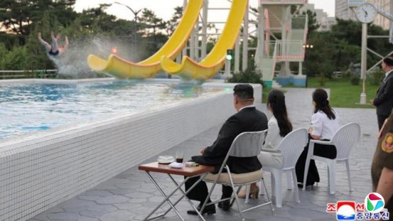 金正恩(左)、女儿金主爱(中)与夫人李雪主(右)在葛麻海岸水上乐园内参观(朝中社图片24/6/2025)