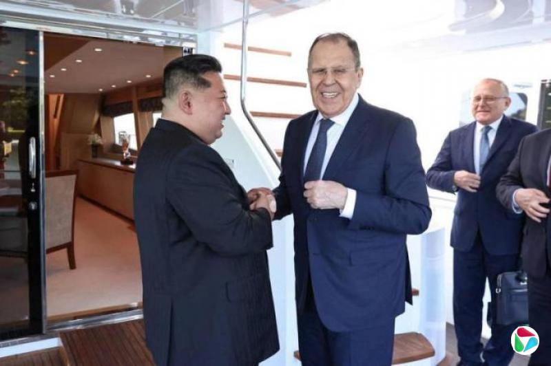 俄外长拉夫罗夫访朝 与金正恩会面