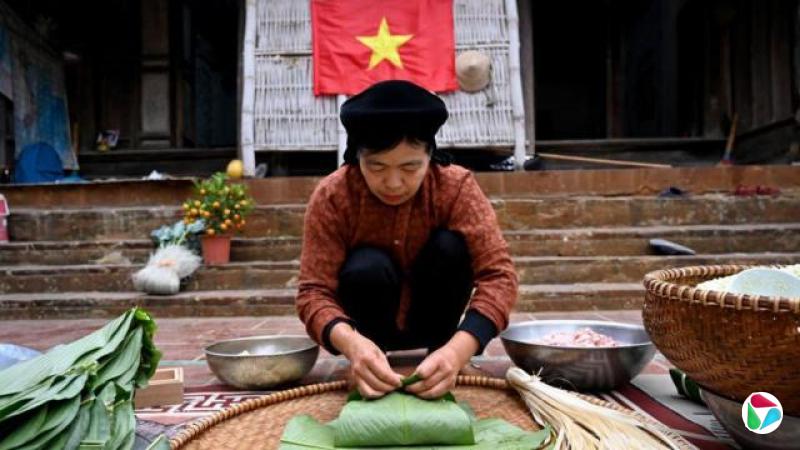 ��������2025��1��23�յ���Ƭ��ʾ�����ϴ�죨Nguyen Thi Thuy Hong����������ڽ������е�Ժ������������ӡ���Banh Chung��������һ�ִ�ͳ��Խ��ũ�����꣨���ڣ���ʳ����Ŵ�ס��̶����廨������Ƴɵ����ӣ�������������һֱ��Ϊӭ�Ӵ����ڼ�������׼���Ķ��ֲ���֮һ��