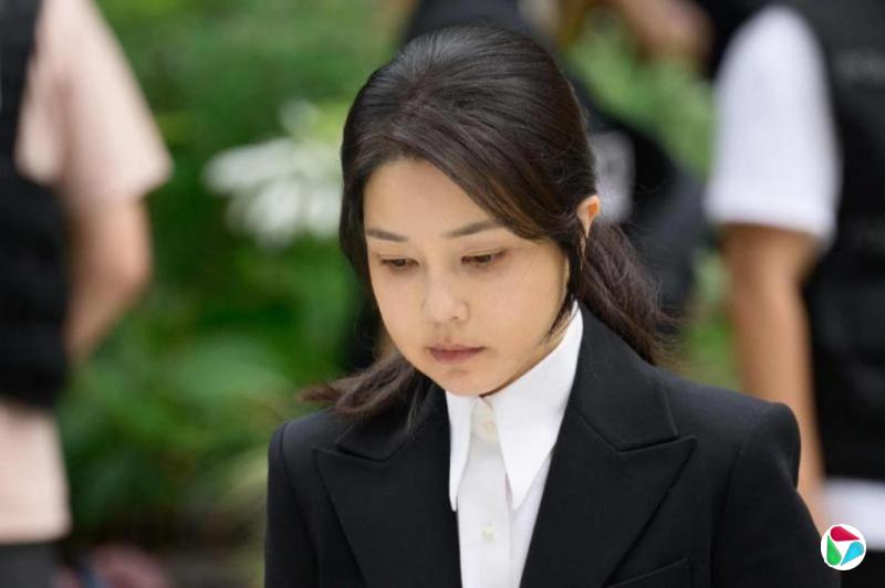 韩前总统夫人金建希以嫌疑人身份到案受讯