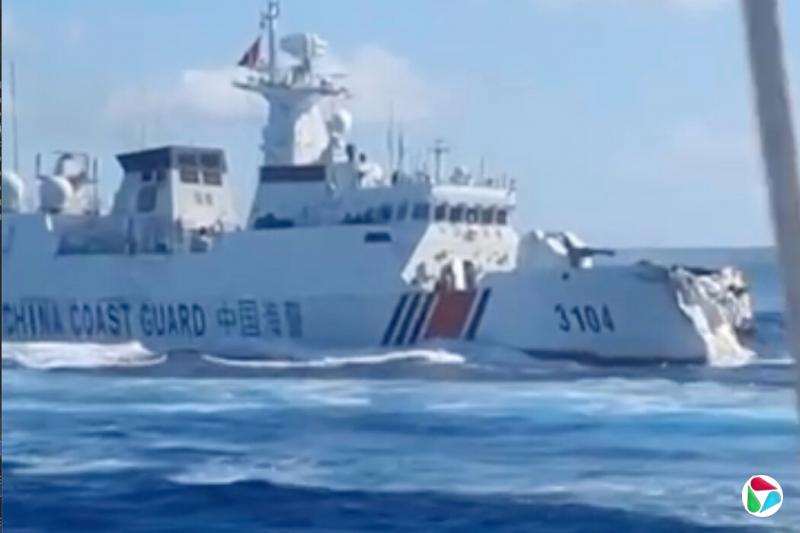 中国海警船周一在有争议的斯卡伯勒浅滩附近与中国海军舰艇意外相撞后受损。