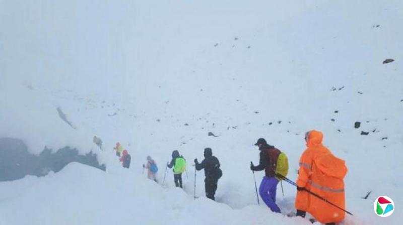珠穆朗玛峰暴风雪中,一群人在登山