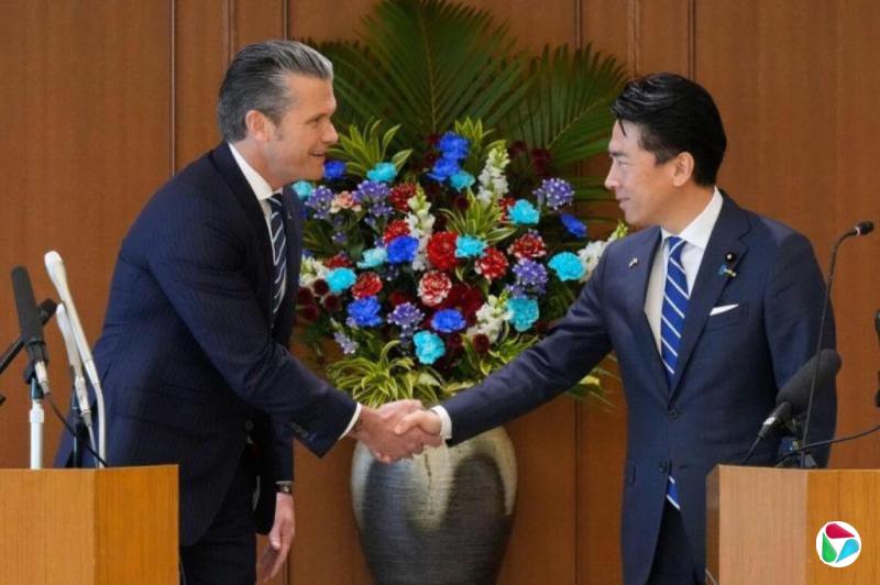 日美防长会谈 小泉:日本将建一支强大自卫队