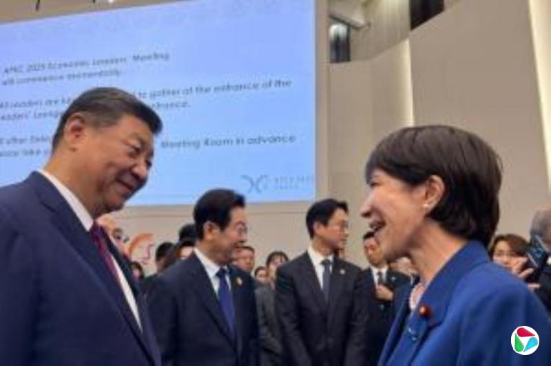 习近平首会日本新首相高市早苗