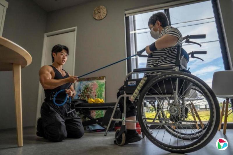 日本养老院聘请猛男看护 解决护理行业人手短缺问题