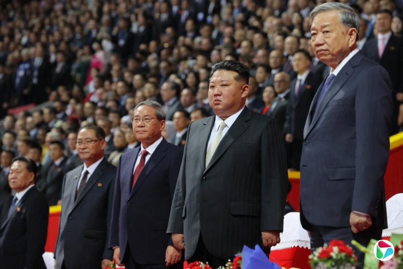 中国总理李强(中)、朝鲜领导人金正恩和越南领导人苏林(右)本月在平壤出席朝鲜劳动党成立80周年纪念活动时合影。该照片由俄罗斯国家通讯社发布。